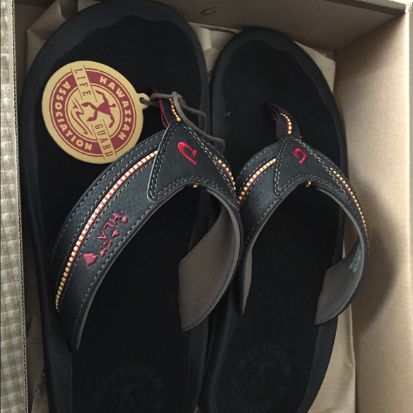black olukai flip flops
